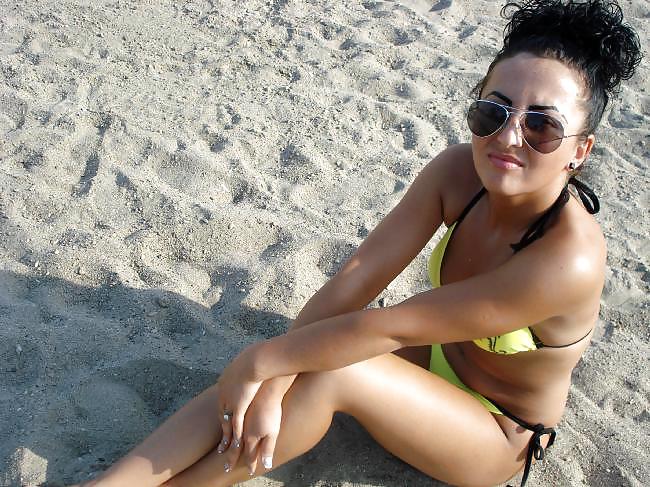 Morena amateur en la playa
 #18119862