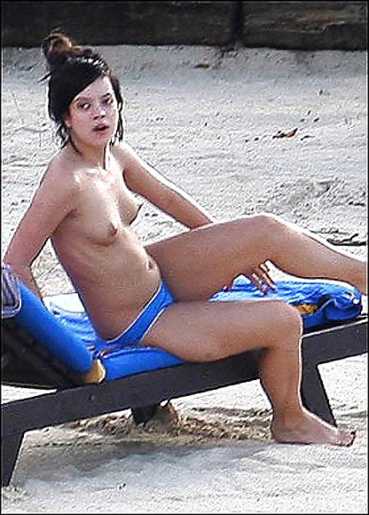 Lily allen topless & foto del culo
 #573356
