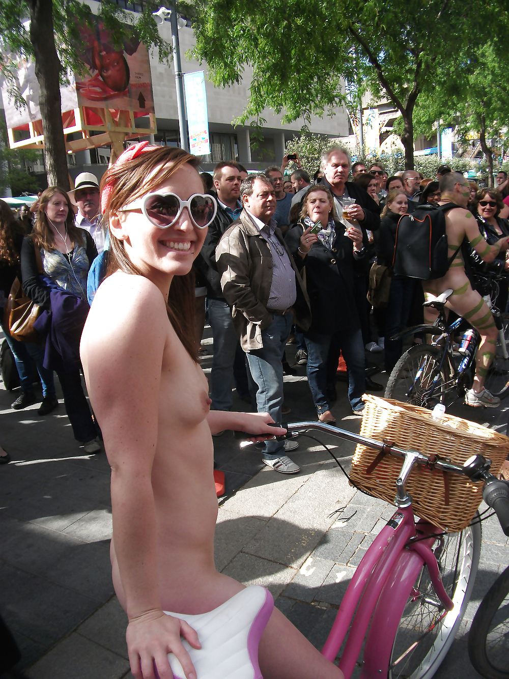 Chicas desnudas en bicicleta
 #10796808