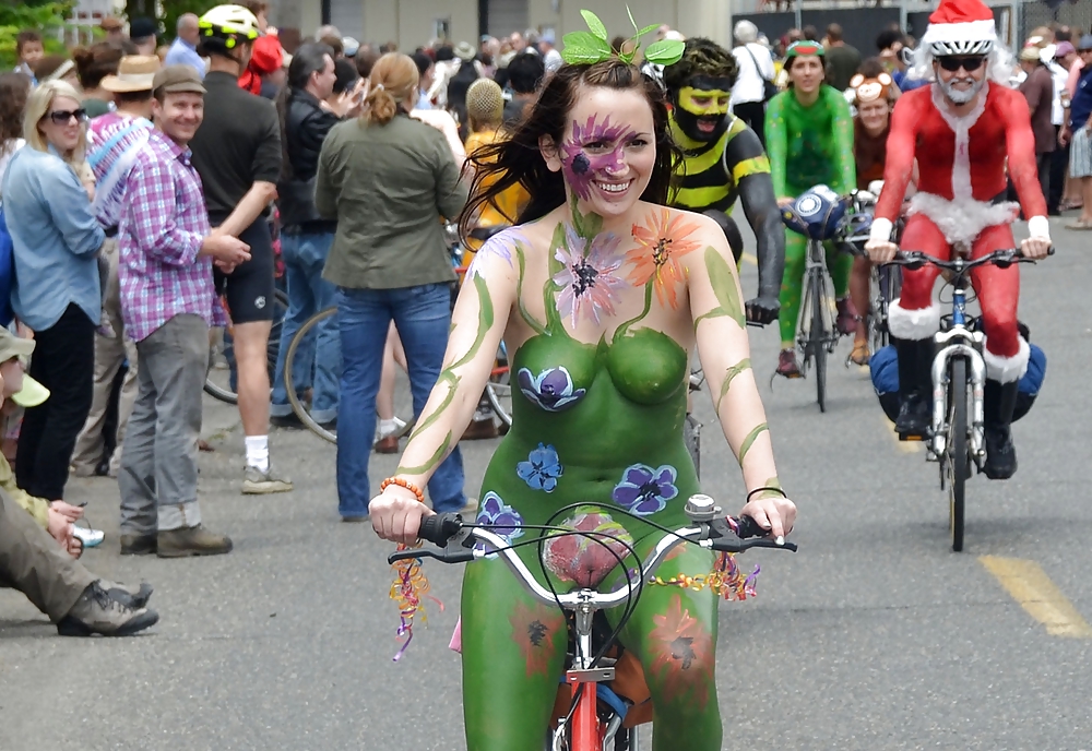 Nackte Mädchen Auf Dem Fahrrad #10797491