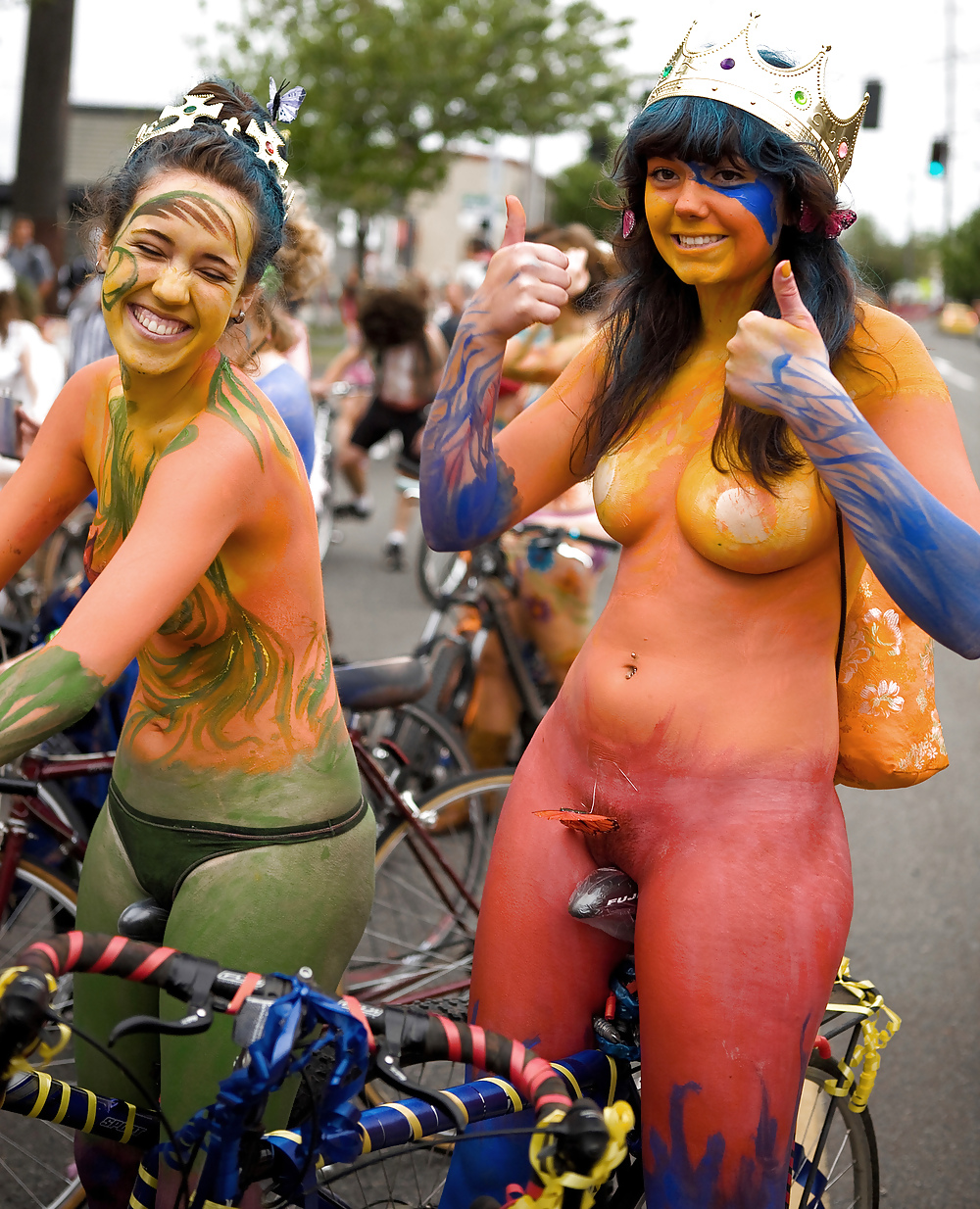 Chicas desnudas en bicicleta
 #10798028