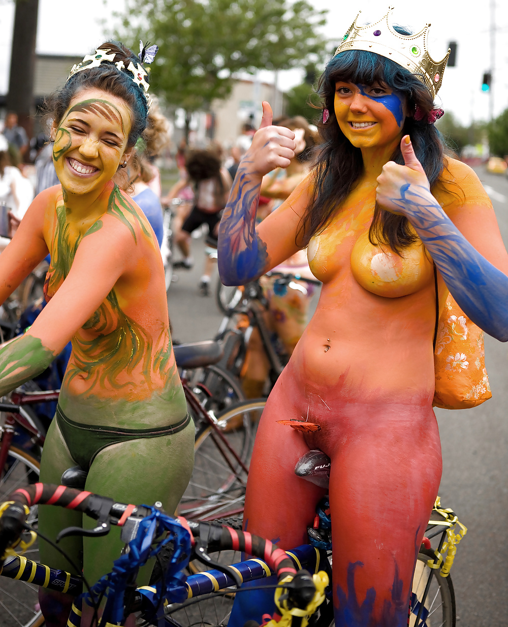 Nackte Mädchen Auf Dem Fahrrad #10798028