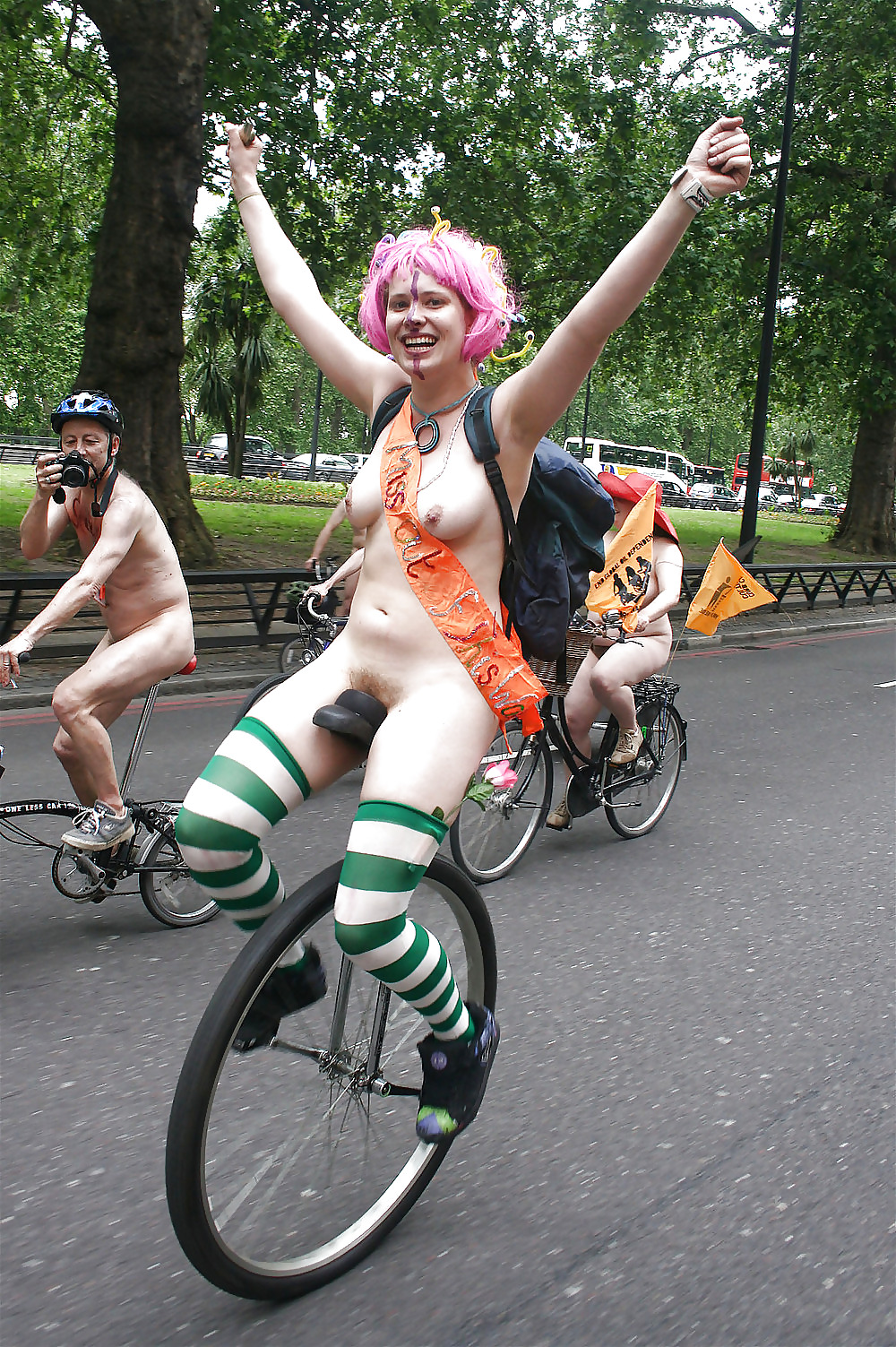 Nackte Mädchen Auf Dem Fahrrad #10798075