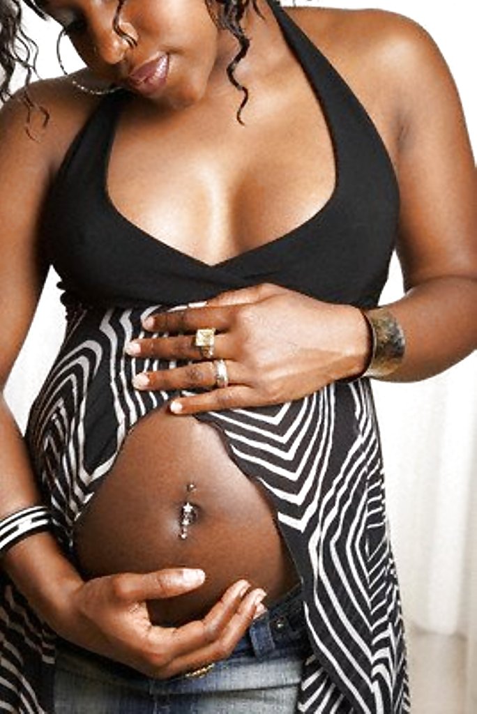 La belleza de ébano y el erotismo de las mujeres negras embarazadas
 #18776944