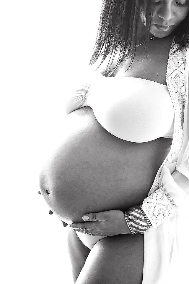 妊娠した黒人女性の黒檀の美しさとエロティシズム
 #18777434