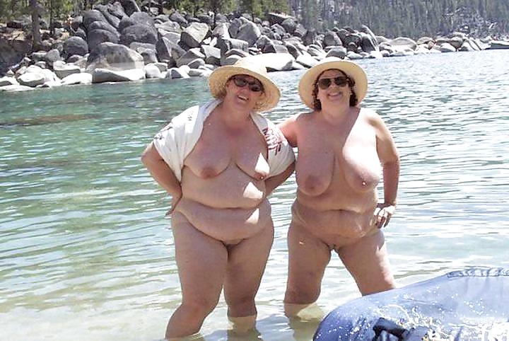 Nudistes âgées à La Plage #254286