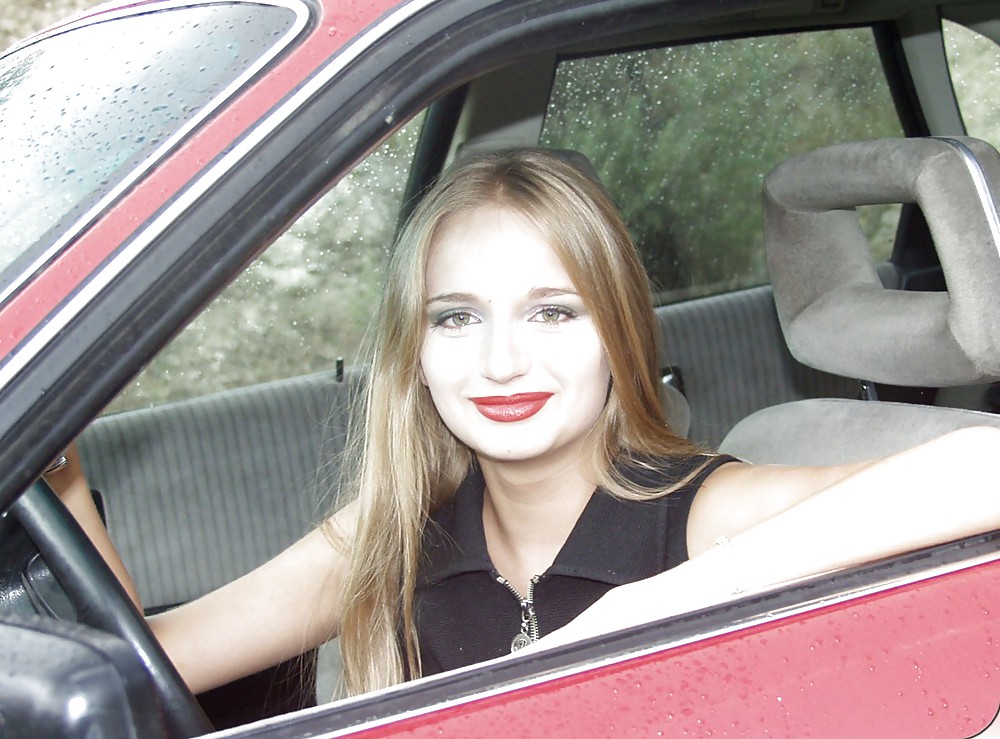 Blonde Posiert Mit Ihrem Auto #20688131