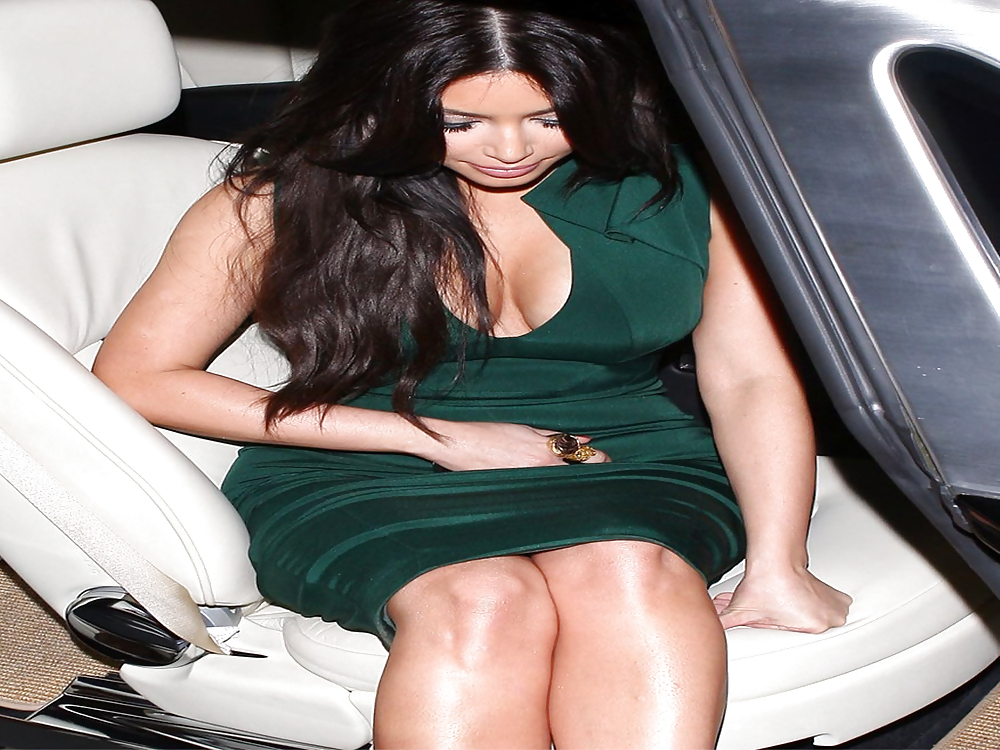 Kim Kardashian gambe incrociate che mostra grandi tette
 #3421792