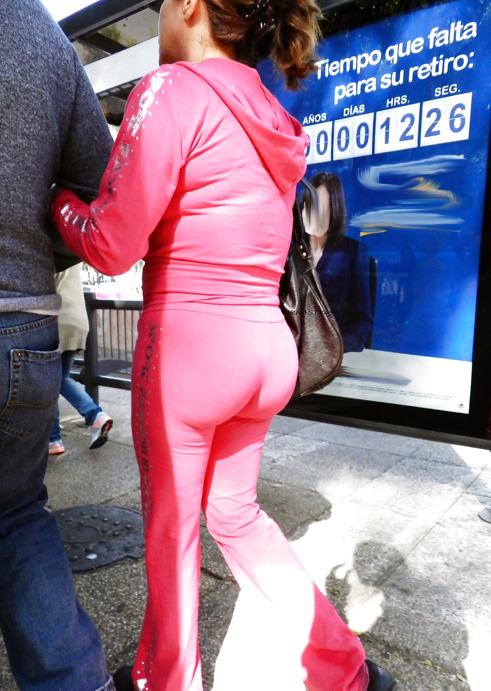 ピンクのタイトなパンツをはいた大きなお尻のラテン系妻
 #20919944