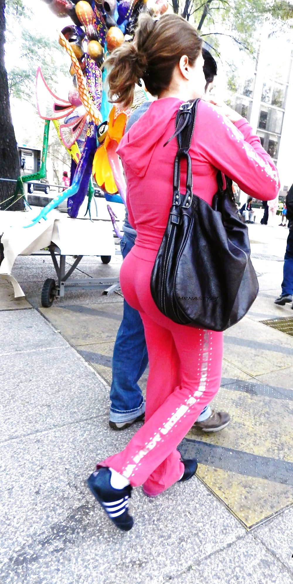 Esposa latina con gran culo en pantalones rosas ajustados
 #20919971