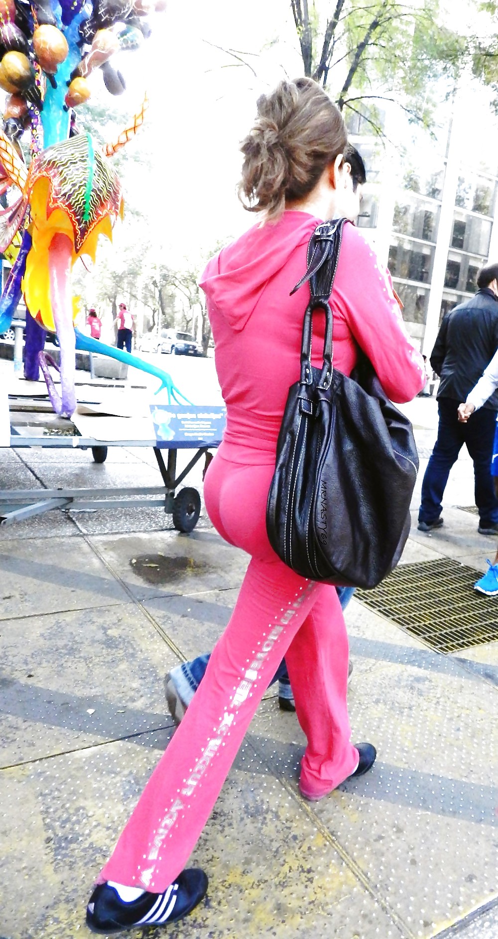 Esposa latina con gran culo en pantalones rosas ajustados
 #20919981
