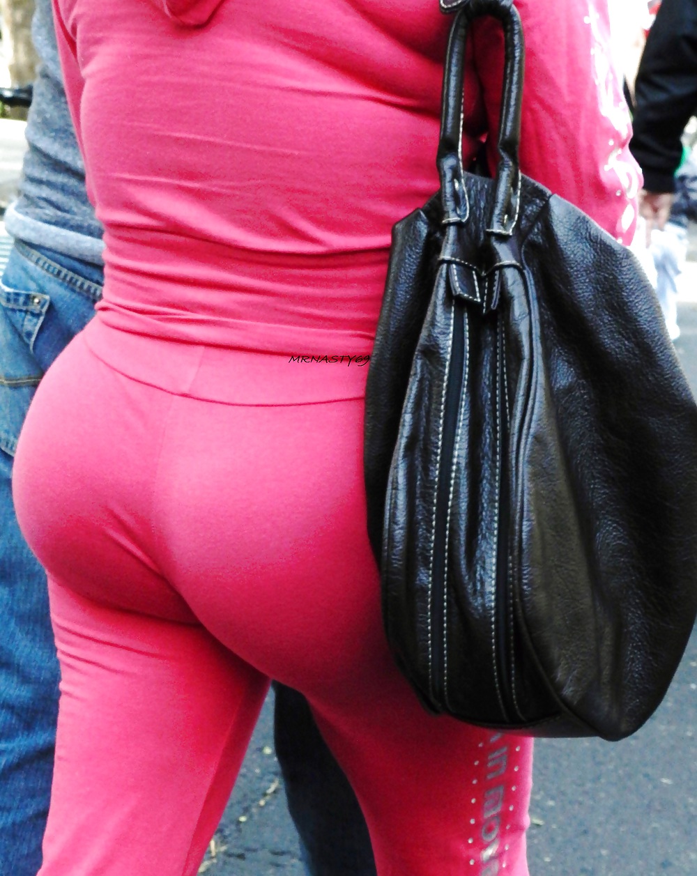 ピンクのタイトなパンツをはいた大きなお尻のラテン系妻
 #20920006