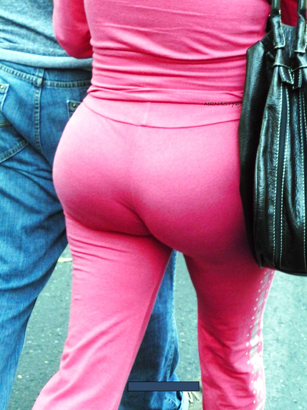 Esposa latina con gran culo en pantalones rosas ajustados
 #20920030