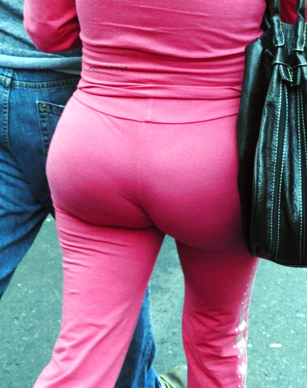 ピンクのタイトなパンツをはいた大きなお尻のラテン系妻
 #20920044