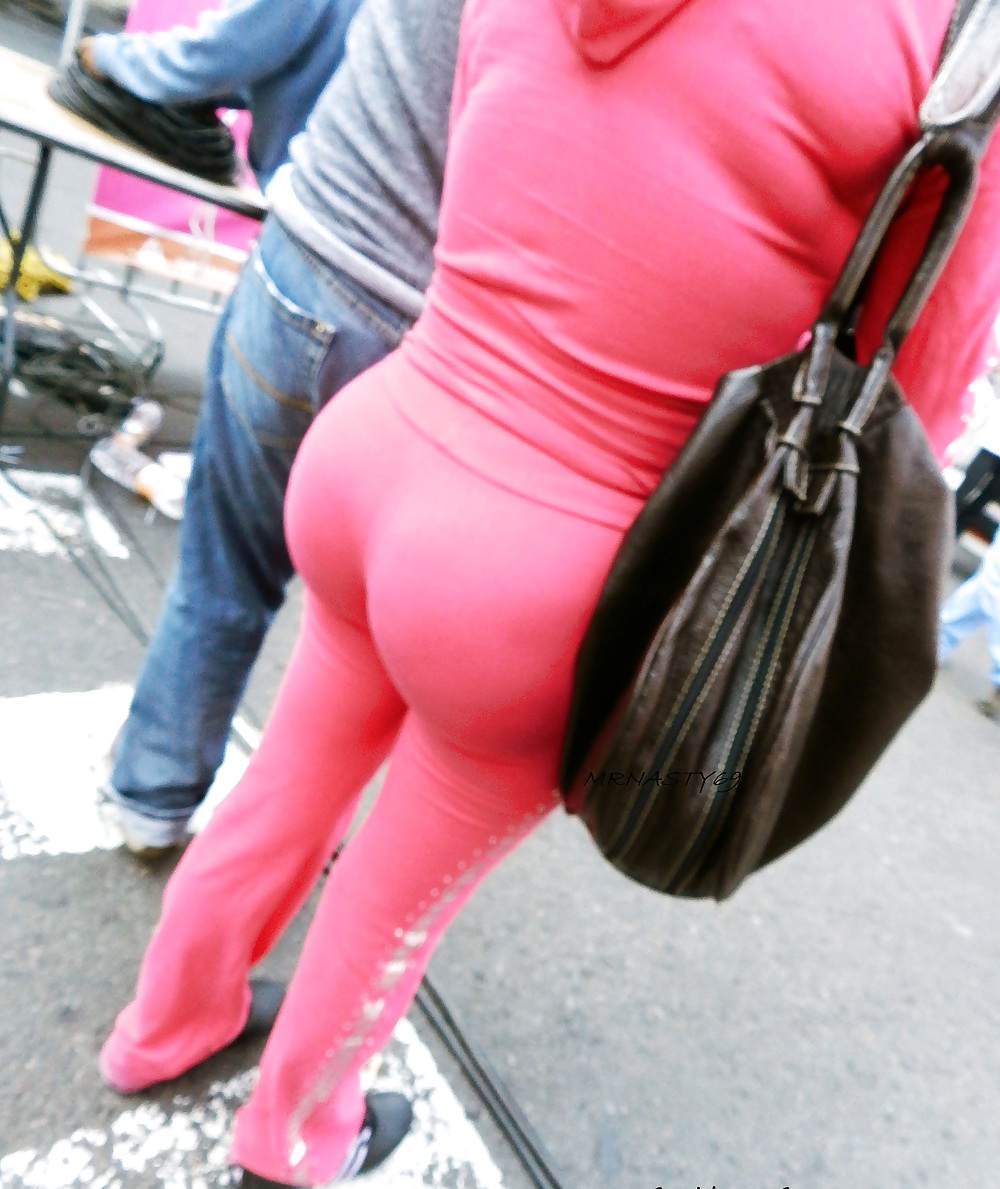 ピンクのタイトなパンツをはいた大きなお尻のラテン系妻
 #20920054