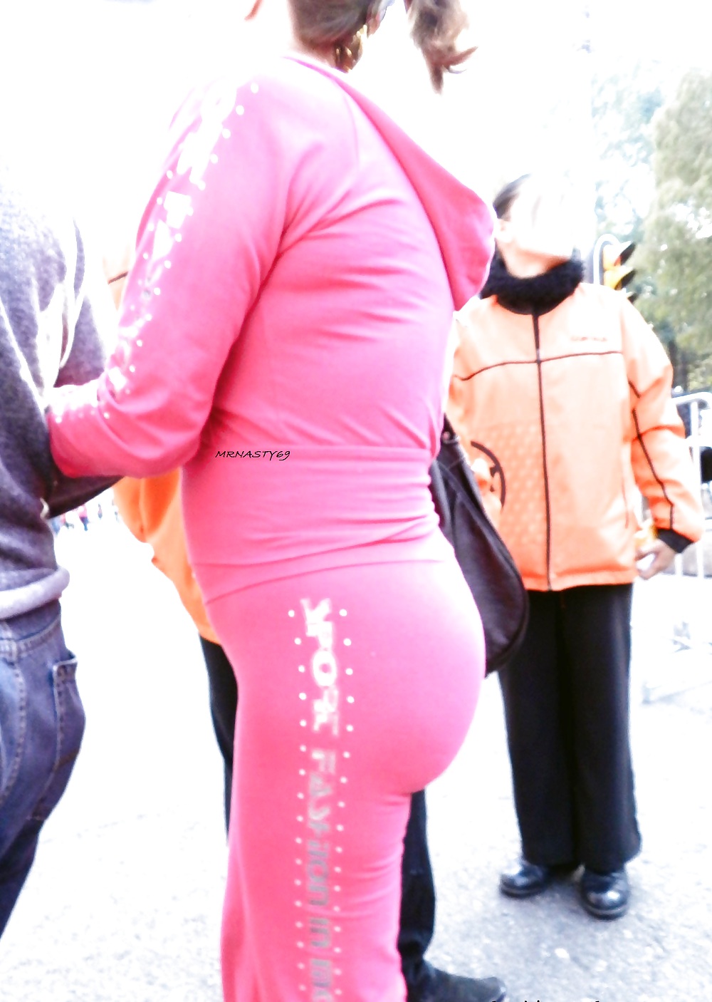 ピンクのタイトなパンツをはいた大きなお尻のラテン系妻
 #20920060