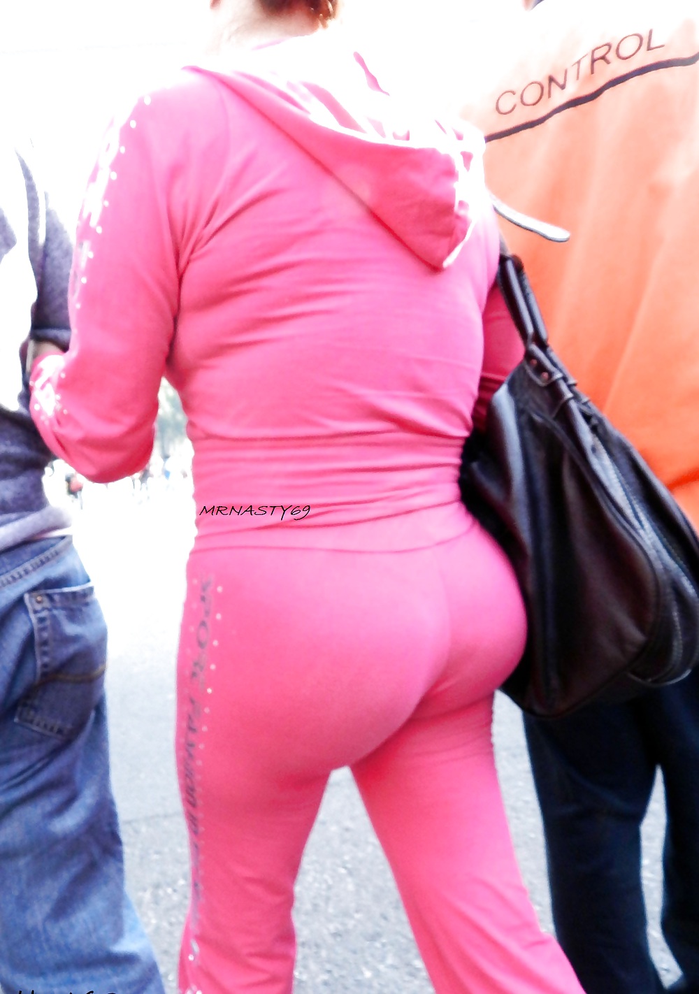 ピンクのタイトなパンツをはいた大きなお尻のラテン系妻
 #20920069