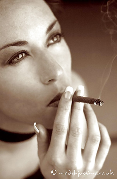 タバコを吸う美女たち（モノクロ）005
 #5549631