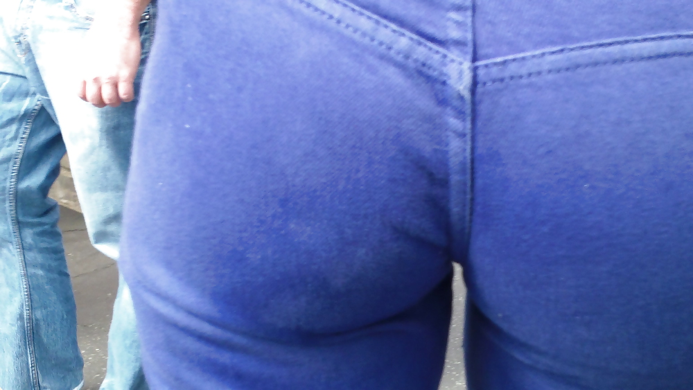 Beautiful teen butt & ass in jeans up close 