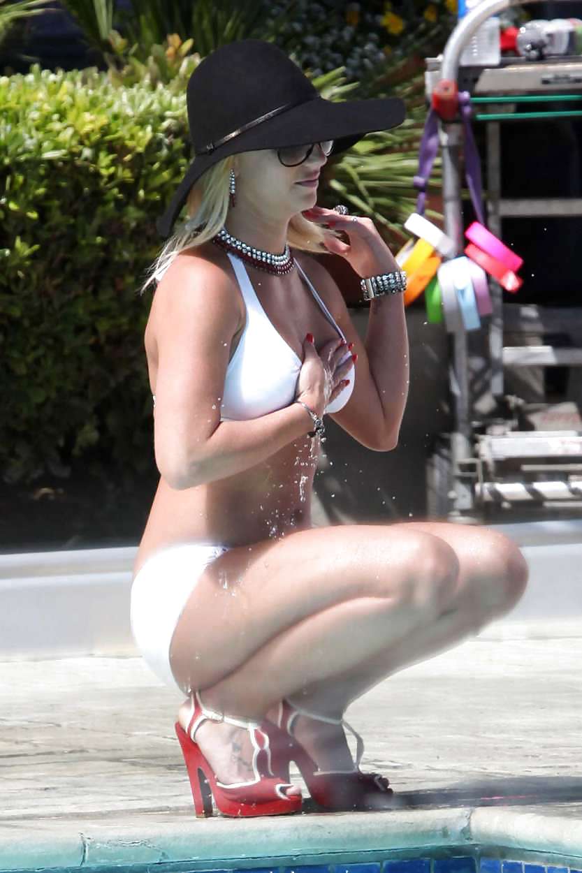 Britney spears
 #16206559