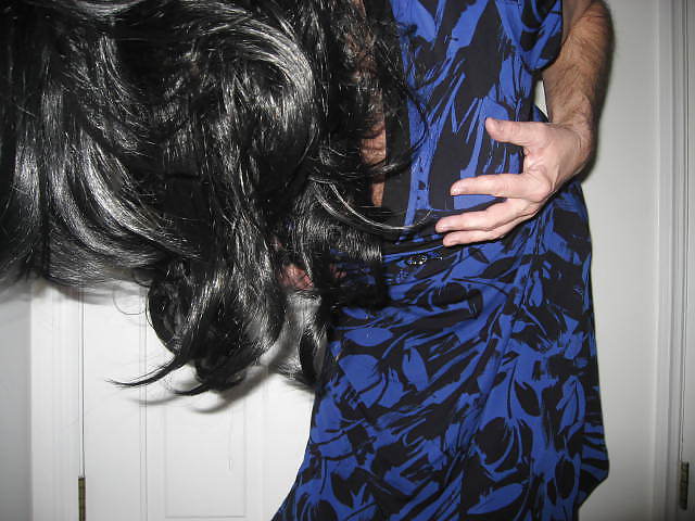 Sissy che si sente sexy nel suo vestito blu
 #7830906