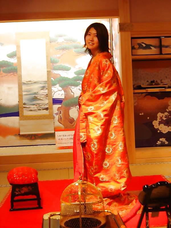 Fille Unique En Robe De Satin Ou Kimono #17976778