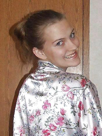 Ragazza single in vestaglia di raso o kimono
 #17976792