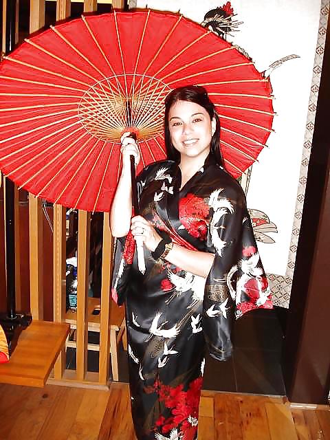 Ragazza single in vestaglia di raso o kimono
 #17976798