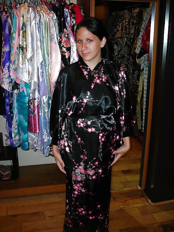 Ragazza single in vestaglia di raso o kimono
 #17976807
