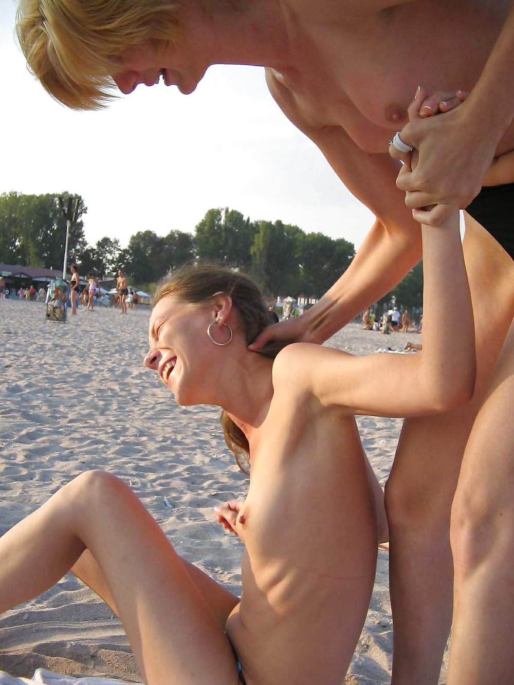 Amateur Teen Oben Ohne Am Strand #12823850