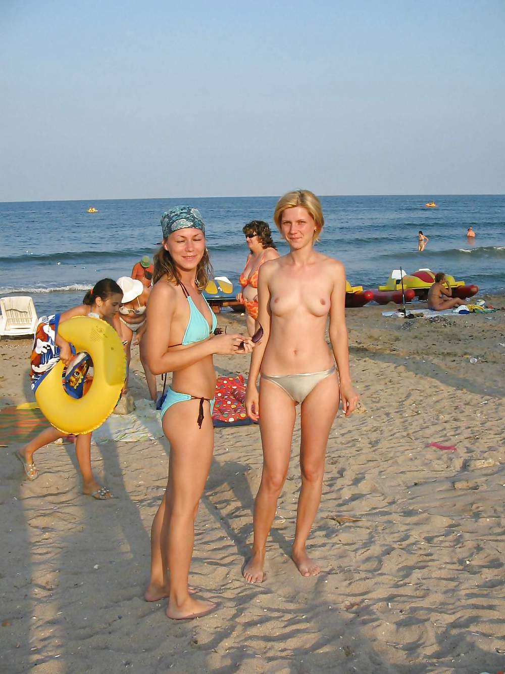 Amatoriale teenager in topless sulla spiaggia
 #12823903