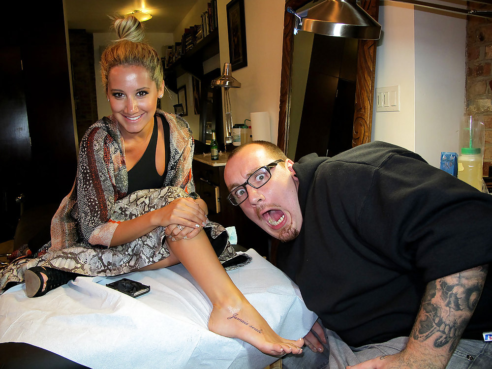 Vanessa Hudgens & Ashley Tisdale Bekommen Neue Tattoos In New York City #5577944