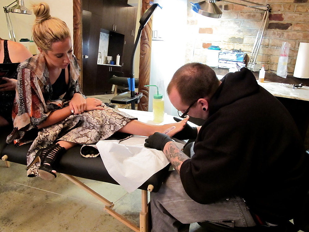 Vanessa Hudgens & Ashley Tisdale Bekommen Neue Tattoos In New York City #5577949