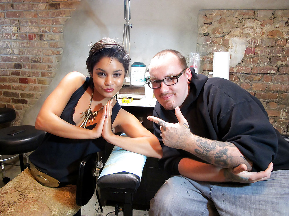 Vanessa Hudgens & Ashley Tisdale Bekommen Neue Tattoos In New York City #5577975