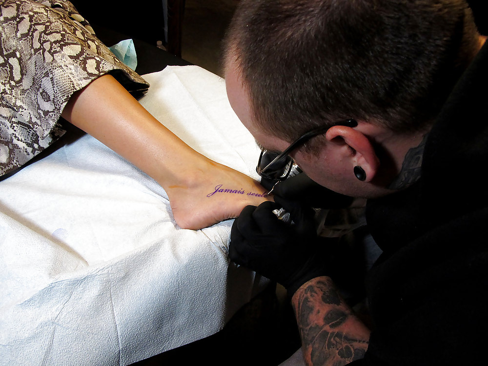 Vanessa Hudgens & Ashley Tisdale Bekommen Neue Tattoos In New York City #5577991