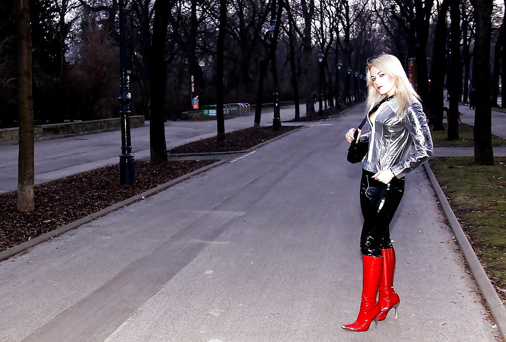 Putas con botas 2
 #15107332