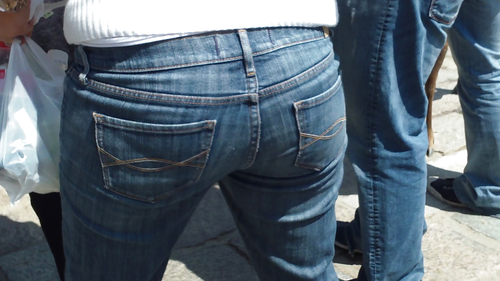 Culi giovani sexy in jeans culo stretto 
 #7407437