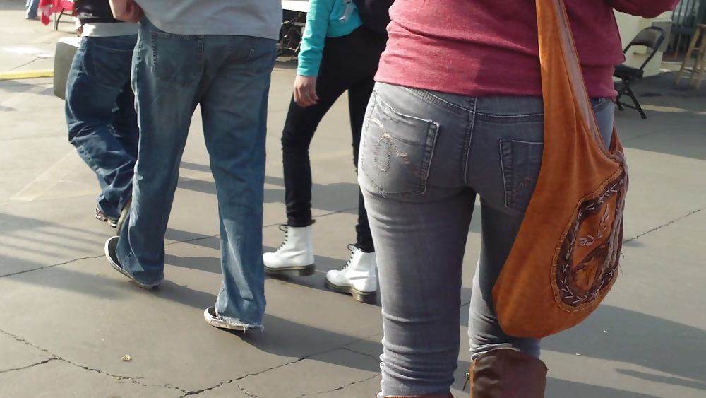 Culi giovani sexy in jeans culo stretto 
 #7409476