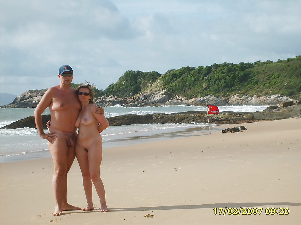 Teenager nudi sulla spiaggia
 #1656079