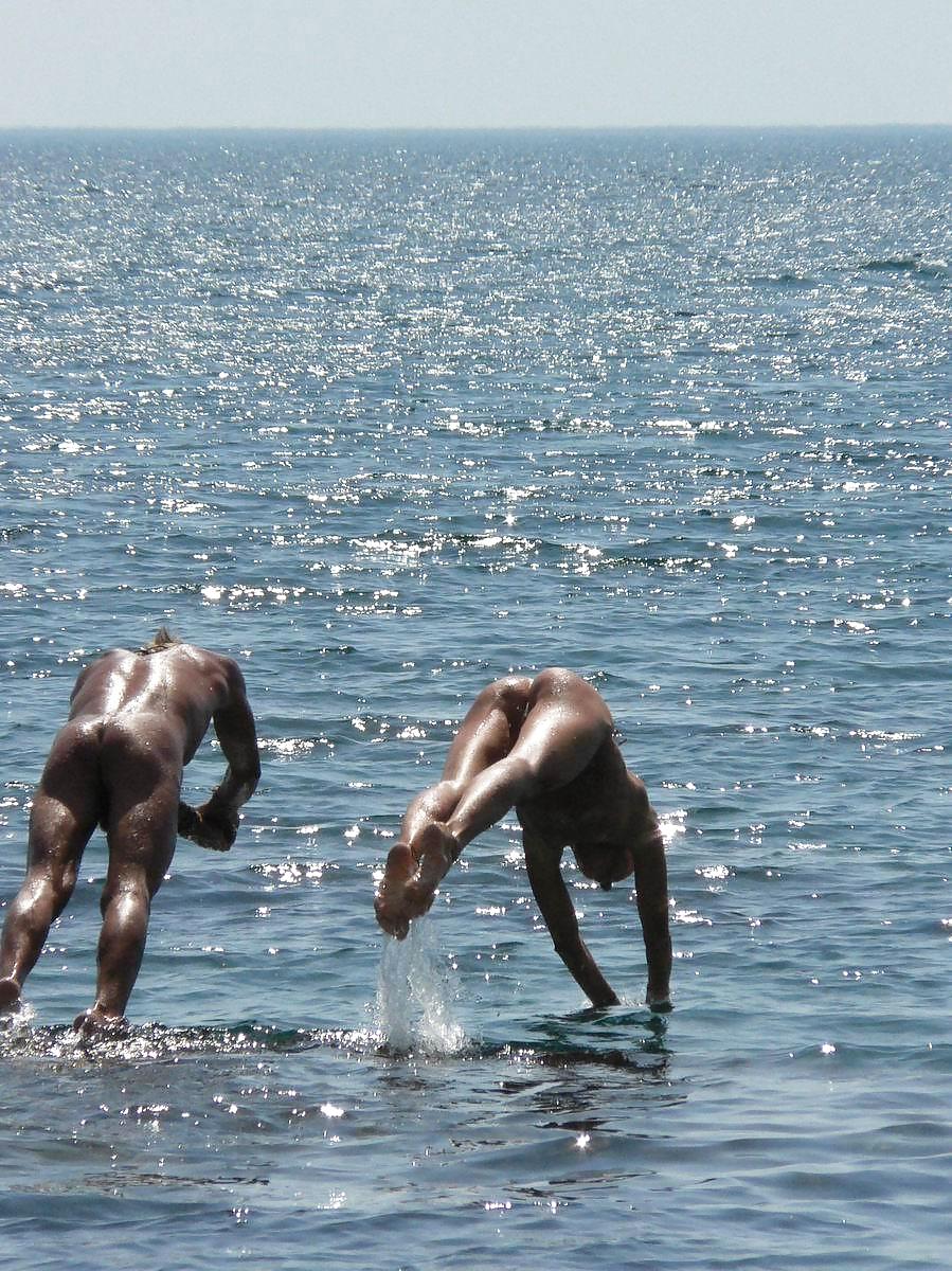 Teenager nudi sulla spiaggia
 #1656259