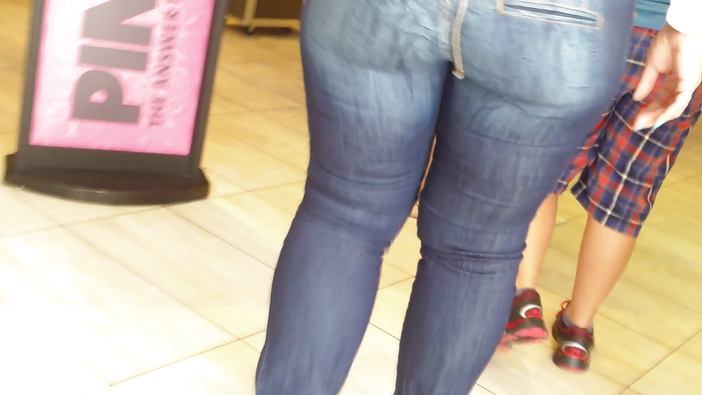 MILF Big Ass & Bout à Bout Des Jeans Super Serré #21935996