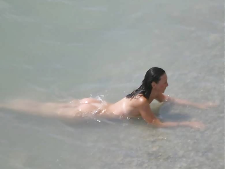 Sono un nudista sulla spiaggia
 #603238