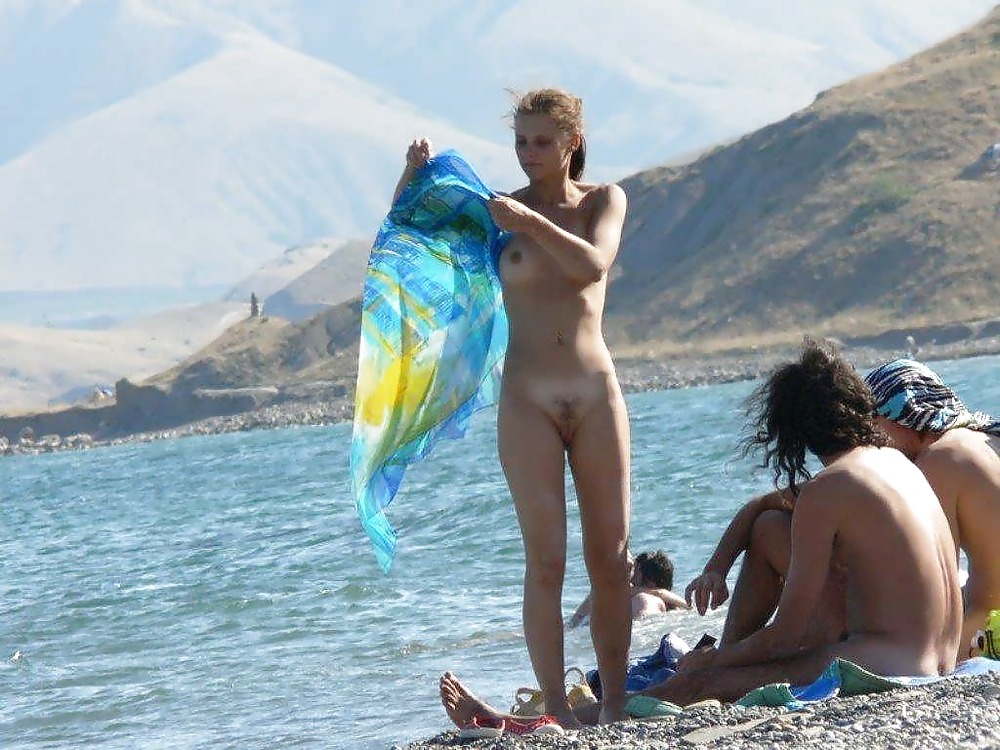 Sono un nudista sulla spiaggia
 #603535