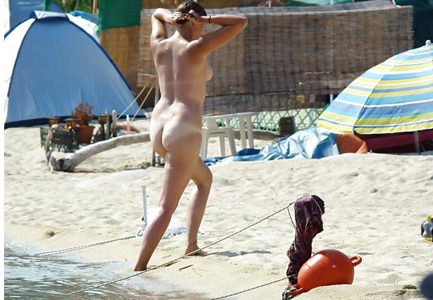Nenas desnudas en la playa
 #16844557