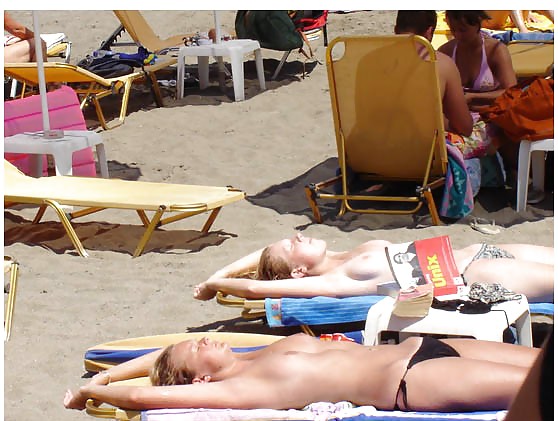 Nenas desnudas en la playa
 #16844605