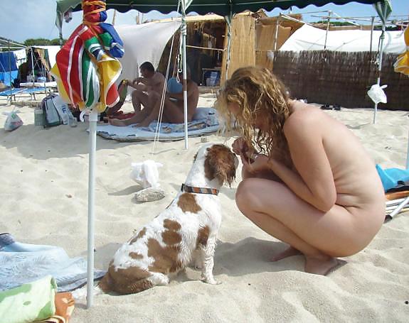 Nenas desnudas en la playa
 #16844635