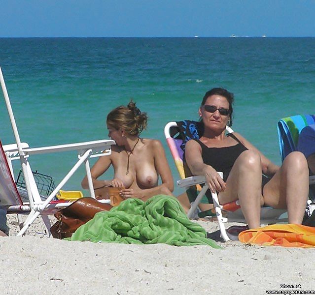 Nenas desnudas en la playa
 #16844681