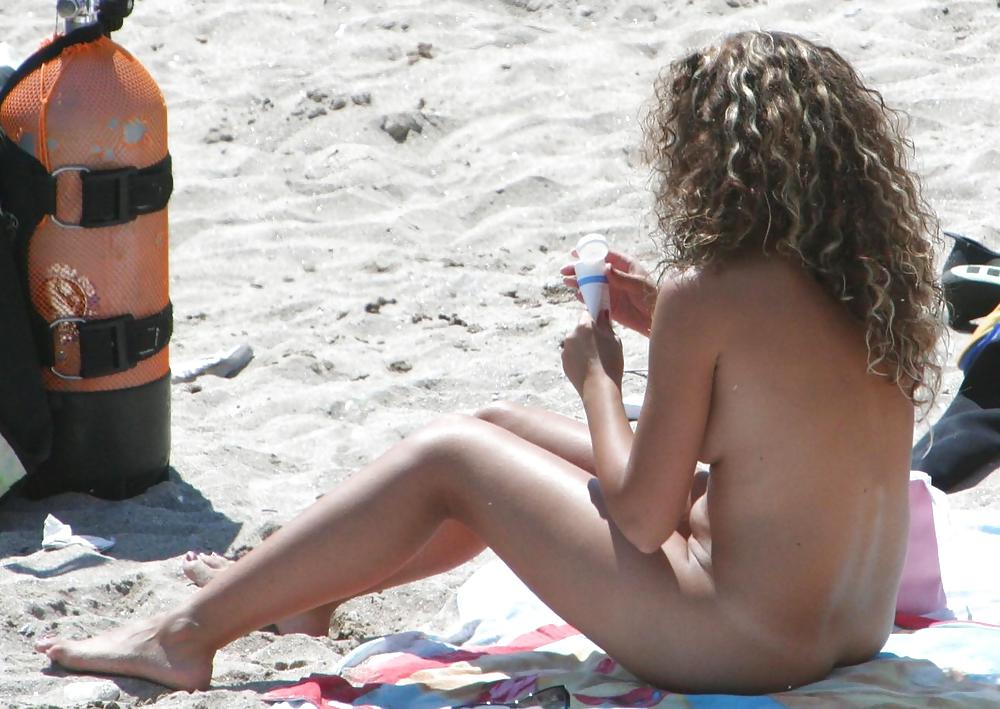 Nenas desnudas en la playa
 #16844736