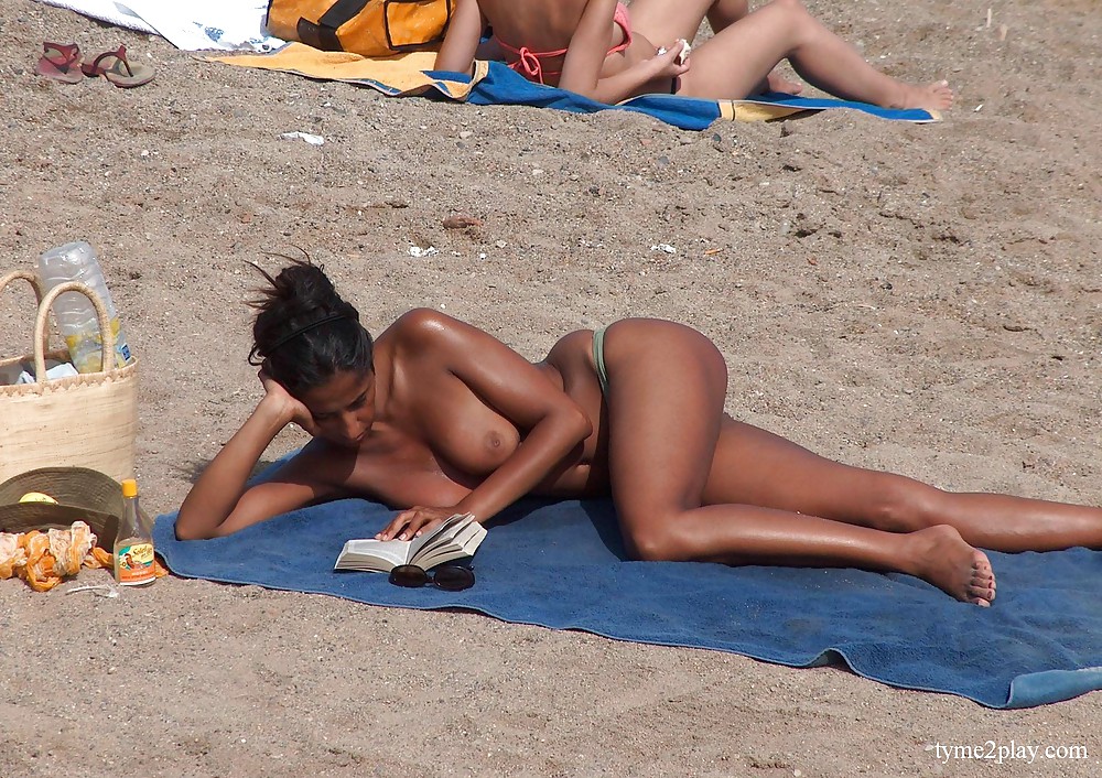 Ragazze nude sulla spiaggia
 #18559283