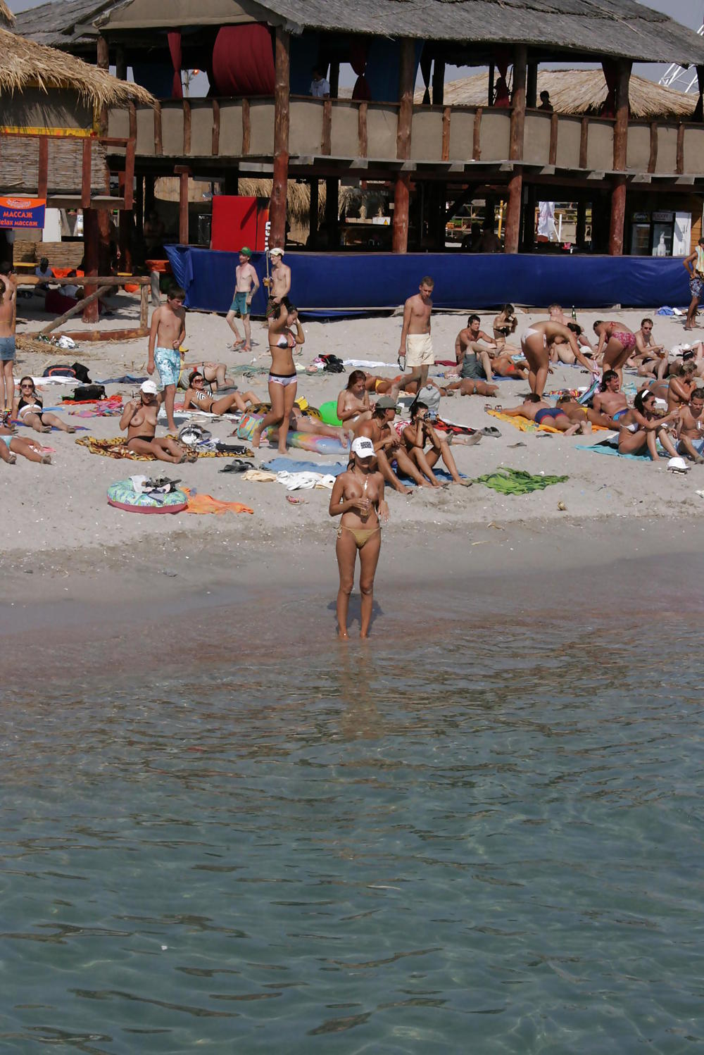 Ragazze nude sulla spiaggia
 #18559397